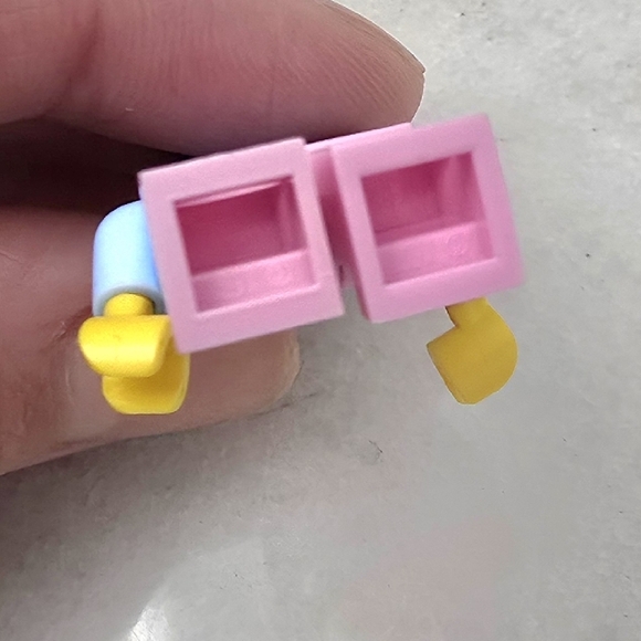 LEGO Birthday Cake Guy with Stand: Series 18 Collectible Minifig 71021 - Picture 10 of 12